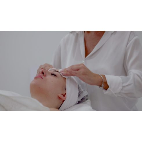 fito.C - AHA Glikolsavas Hámlasztó Kezelés Oktató Videója - Loidl Kata a fito.C oktató kozmetikusa, 14 perc - INGYENES