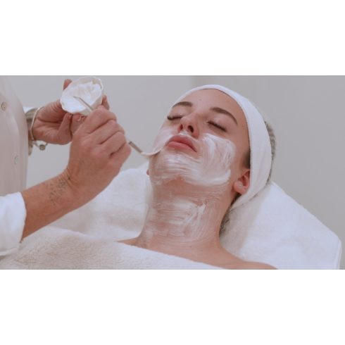 fito.C - AHA Glikolsavas Hámlasztó Kezelés Oktató Videója - Loidl Kata a fito.C oktató kozmetikusa, 14 perc - INGYENES